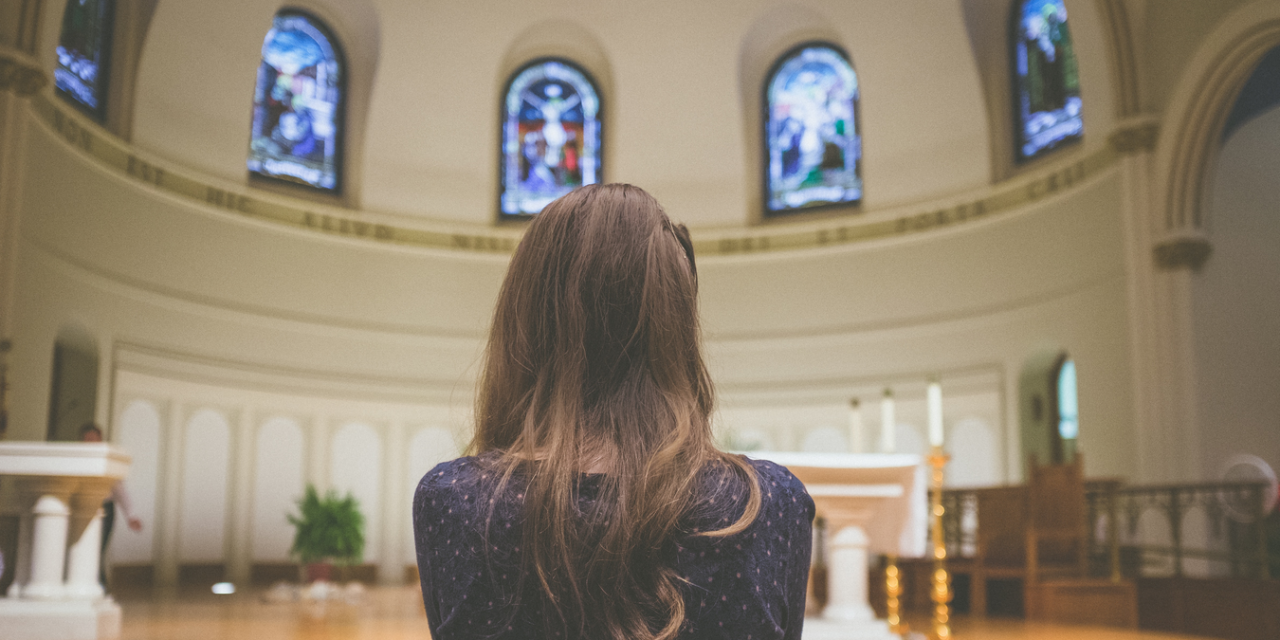 Perempuan di Balik Jendela Gereja | Cerpen Petrus Pasalima